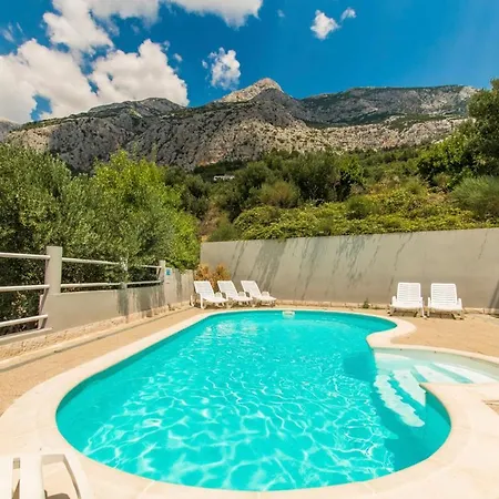 Sleeps 22 With Pool Air Con And Wifi Makarská
