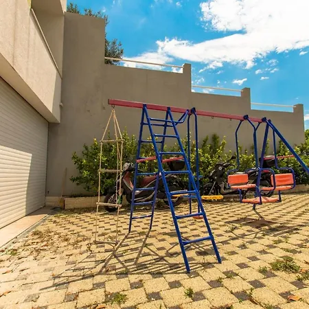 Vila Sleeps 22 With Pool Air Con And Wifi