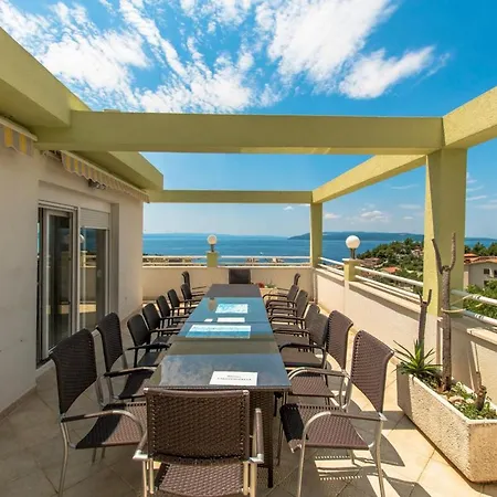 Sleeps 22 With Pool Air Con And Wifi Vila *