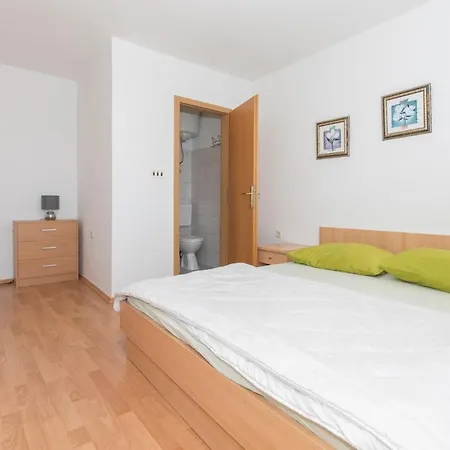 Vila Sleeps 22 With Pool Air Con And Wifi Makarská