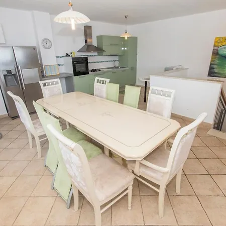 Vila Sleeps 22 With Pool Air Con And Wifi